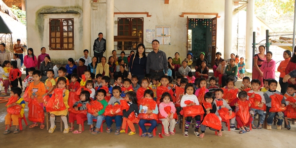 VATM: Trao tặng học bổng cho học sinh nghèo vượt khó xã Tam Quang